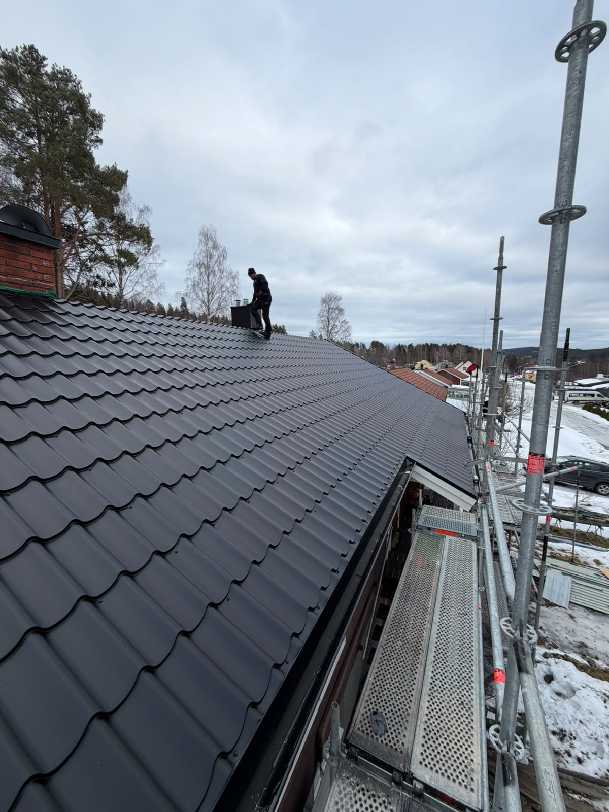 Takarbete på stort plåttak vintertid