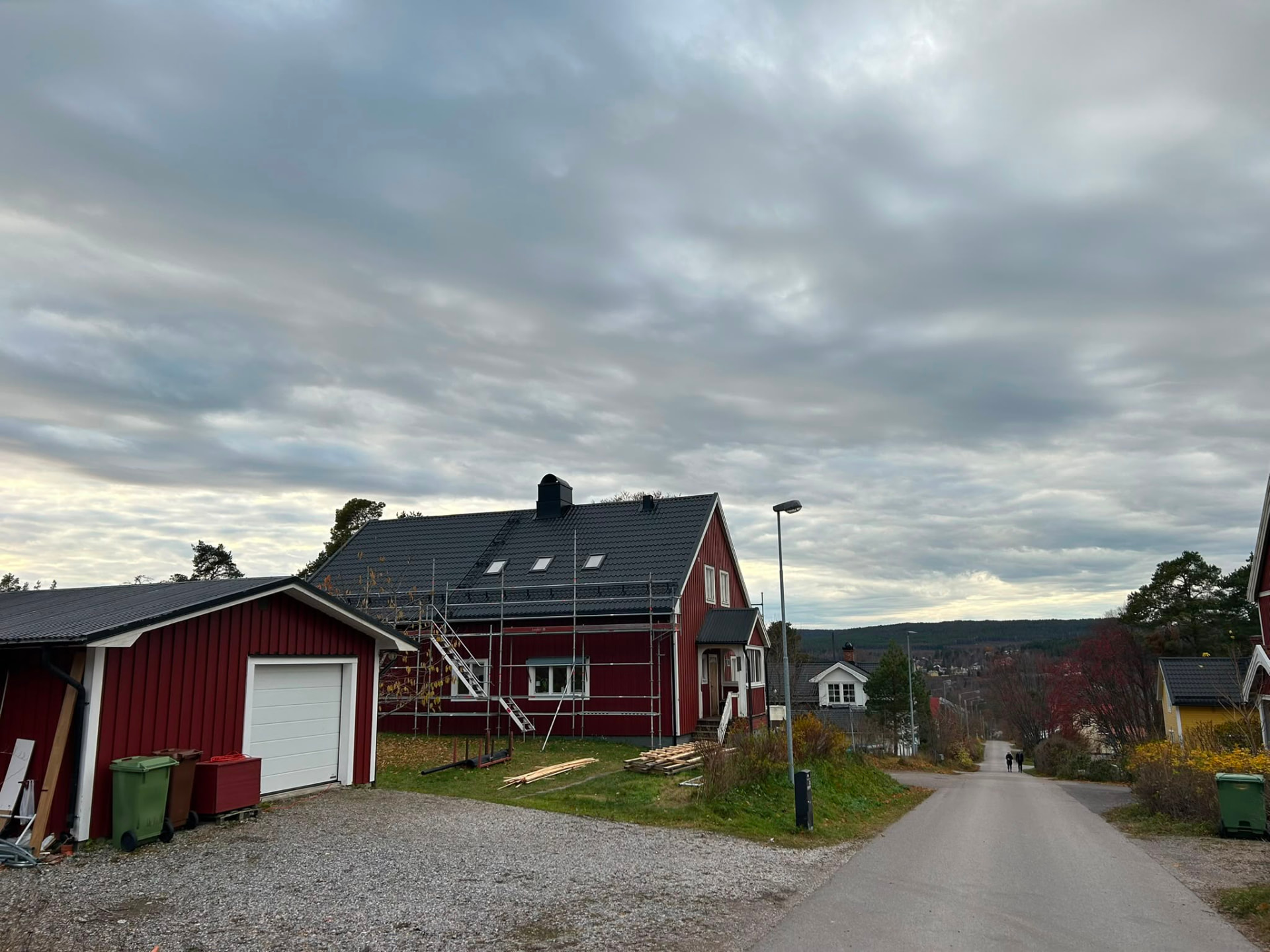 Rött hus med färdigt svart tak