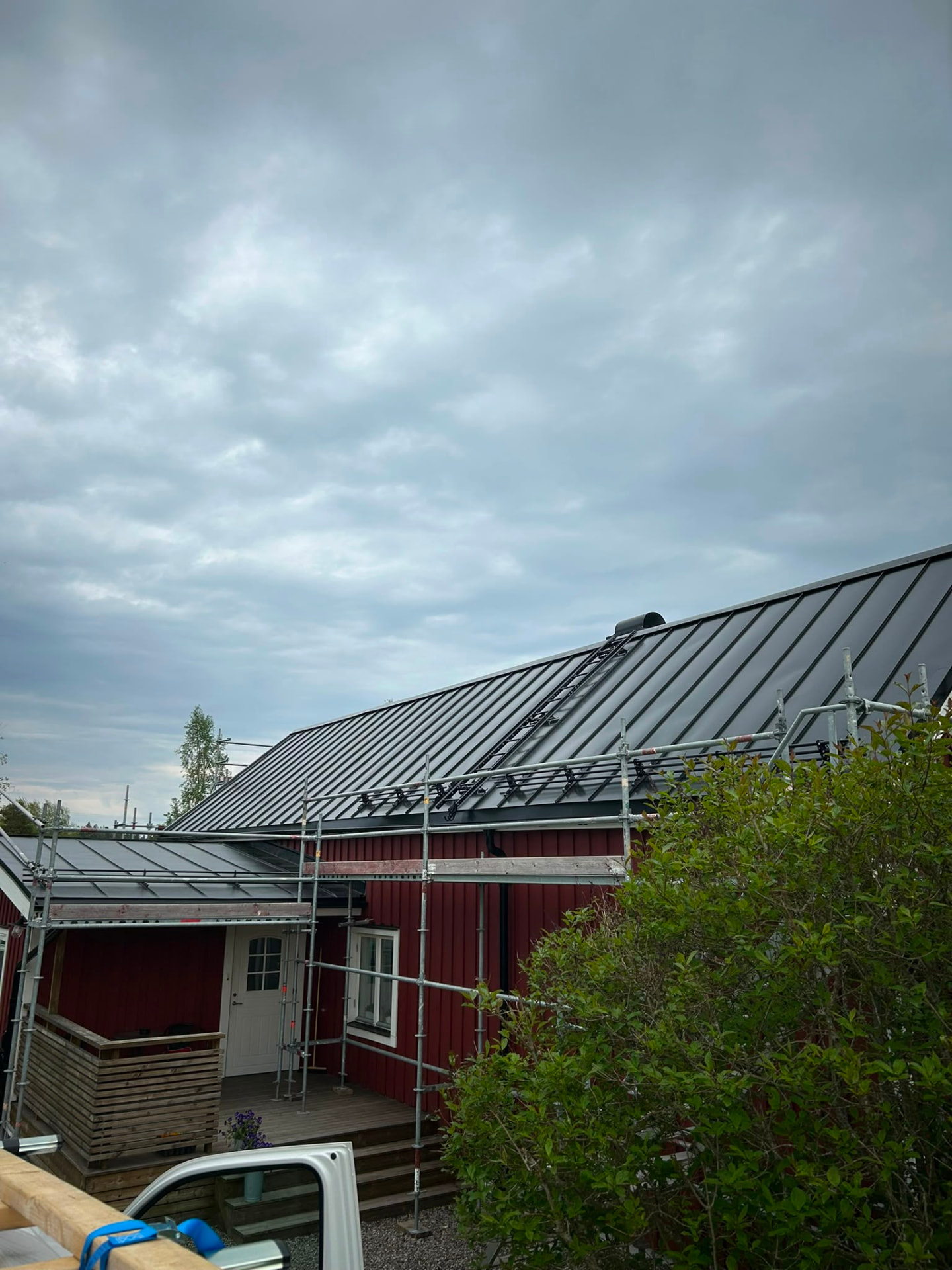 Närbild på nytt svart plåttak