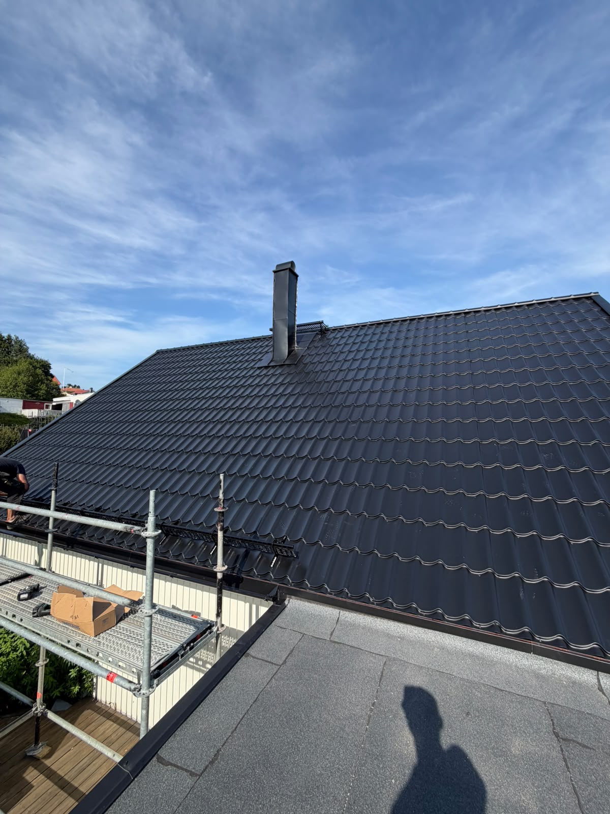 Komplett takbyte med svart plåttak – Sundsvall