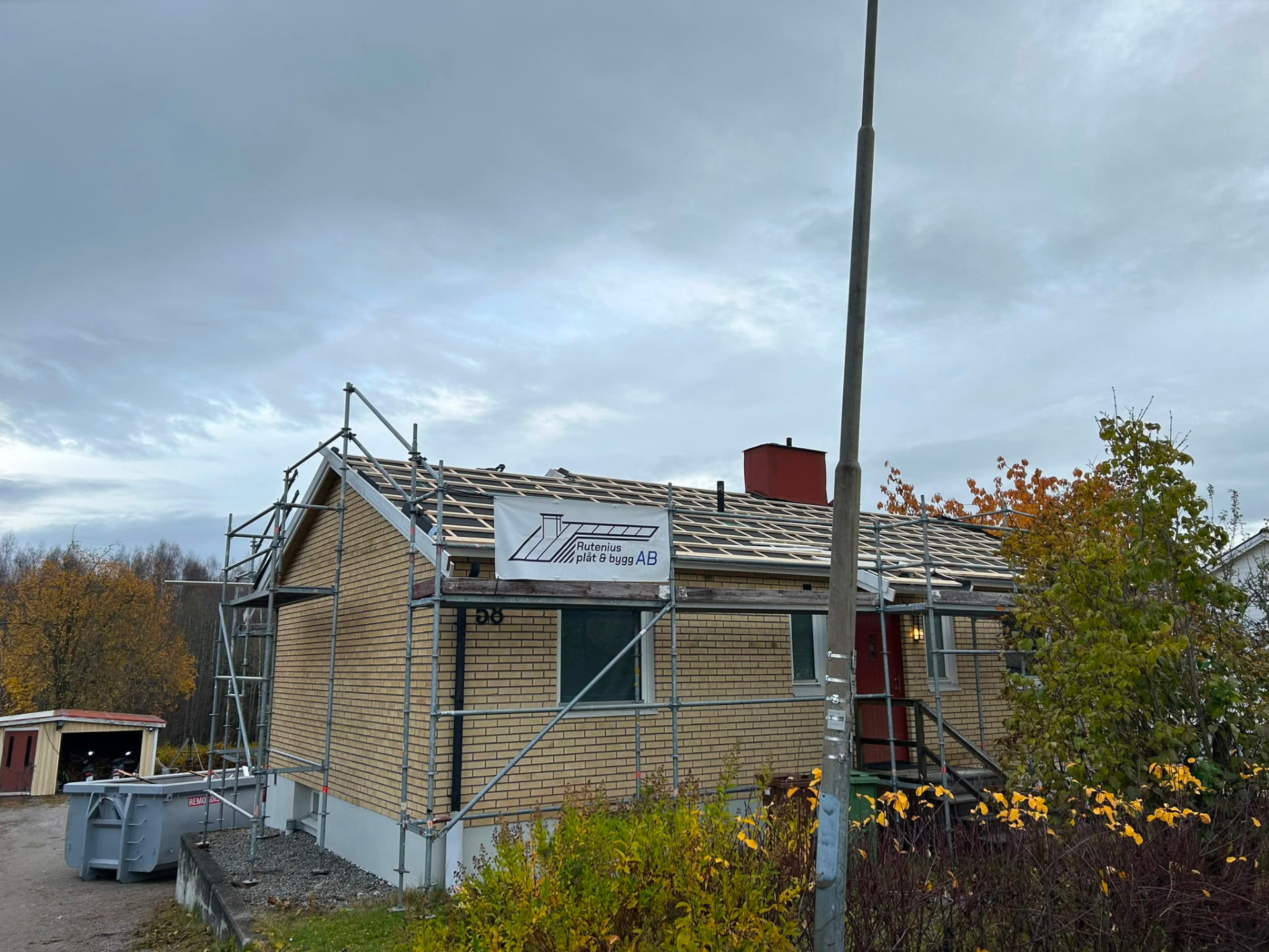 Pågående takbyte med ny läkt och underlagstak